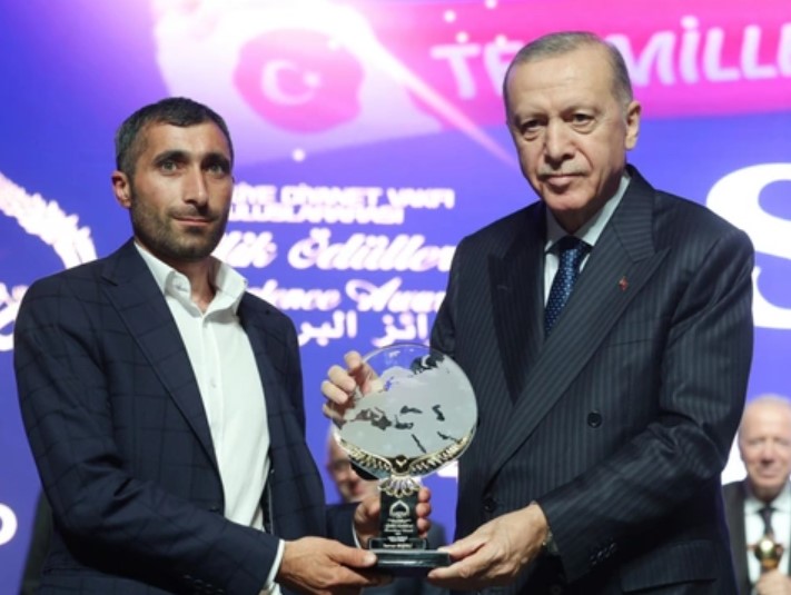 erdogan-kohne-avtomobilinde-turkiye-ucun-yardim-aparan-azerbaycanlini-mukafatlandirdi